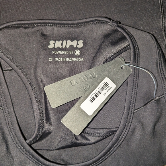 NWT SKIMS PERFORMANCE RACER BACK TANK & HIGH WAISTED BIKE SHORT SET SIZE XS - Picture 7 of 8